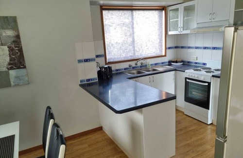 Portland House | *WI-FI & Netflix* Super Comfy Accom, 21meter Long Boat Parking Available!