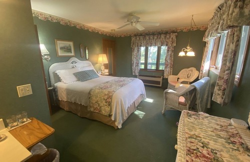 Baraboo Resort | Wicker Room near Devils lake and Wisconsin Dells