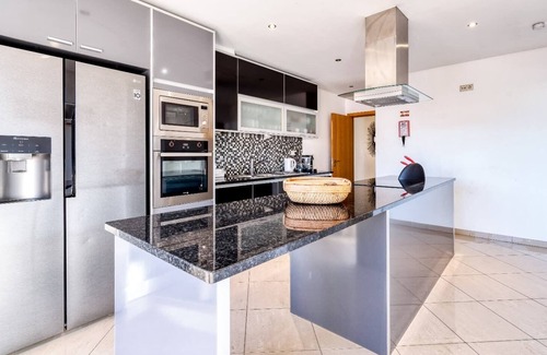 Correeira House | Wide luxurious villa with heated pool and jacuzzi