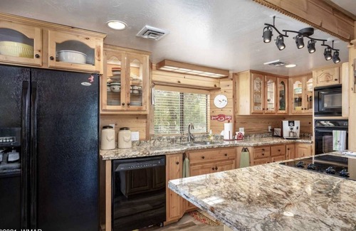 Overgaard Cabin | Wifi, Hot Tub, Zip Line, Fire Pit, Huge Patio, Deck, Balcony & Clubhouse Garage
