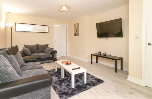 Worksop House | Wifi*Smart*Ensuit*Parking*Gated*