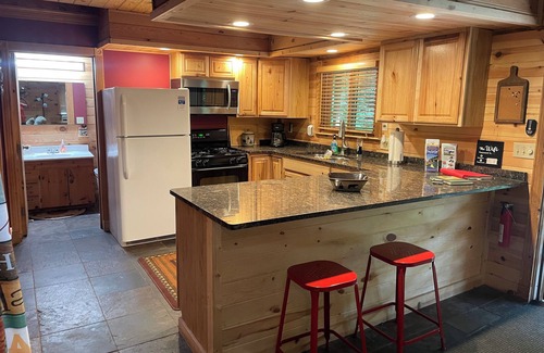 Elmira Cabin | WIFI- SMART TV TO STREAM- KICK BACK-RELAX-DOG FRIENDLY