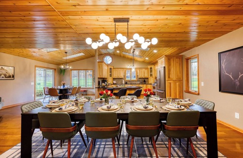Oxford House | Wild Timber Lodge: Golf Sim, Sauna, Bars, 10 acres, close to WI Dells