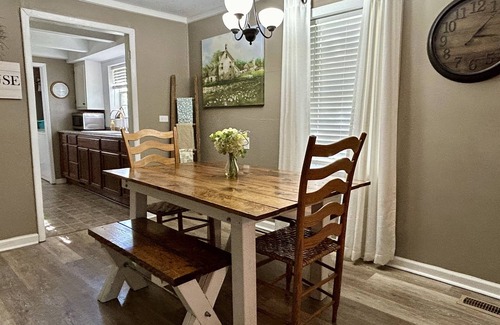 Paragould House | Wildflower Cottage : Country Home Near Town