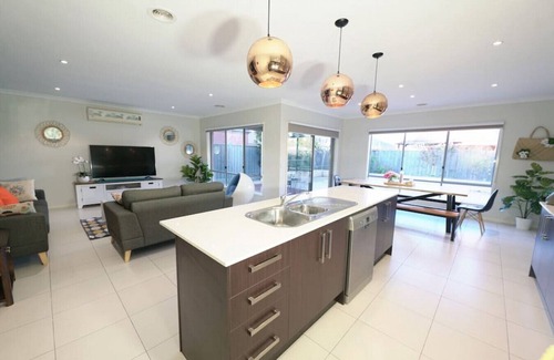 Williams Landing House | Williams Landing 8Beds Designer Decor Home