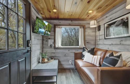 Fredericksburg House | Willie the Modern Tiny Home w/Hot-tub & FireTable