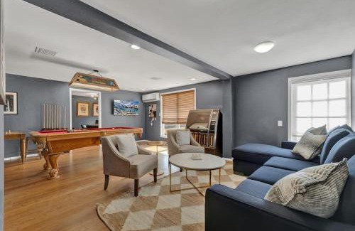 Fredericksburg House | Willie the Modern Tiny Home w/Hot-tub & FireTable