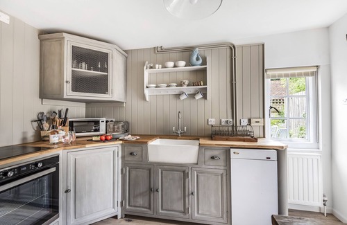 Chilmark Cottage | Willow Cottage is a beautiful thatched cottage with bags of character and charm