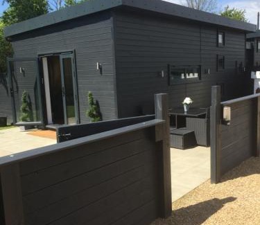 Fifield House | Willow Court Farm Studio South & Petting Farm, 8 mins from Legoland & Windsor, 15 mins from Lapland UK
