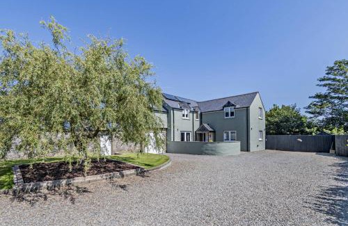 Wolf's Castle House | Willow Lodge, Wolfscastle