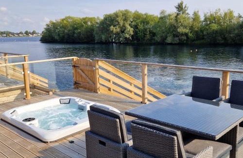 Greatford House | Willow's Lakeside Lodge With Hot Tub at Tallington Lakes