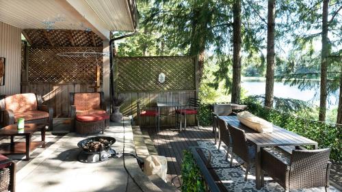 Langford House | Willow Suite - Lakeside Retreat