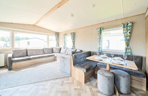 Great Houghton House | Willowbrook Hideaway - Billing Aquadrome