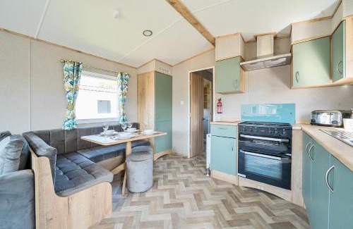 Great Houghton House | Willowbrook Hideaway - Billing Aquadrome