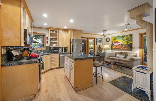 Northwood Cabin | Willowhaven ~ Beautifully Crafted Redwood Home, Spa, Woof!
