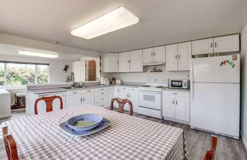 Winchester Bay House | Winchester Bay Vacation Rental Near Dunes & ATV!