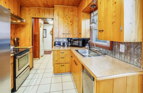 Downtown Cannon Beach House | Windjammer - Beachfront! - Beachcomber Vacation Homes