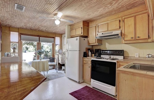 San Leon Apartment | Windmill Gardens Inn "Gallery" by Galveston Bay is a cozy tropical hideaway