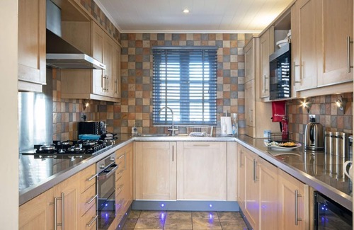 South Cerney House | Windrush Lake 66, Sun Kissed Lodge