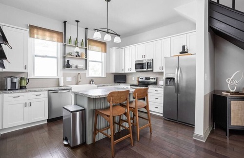 Windsor Park House | Windsor Manor, Spacious Retreat, Near Downtown!