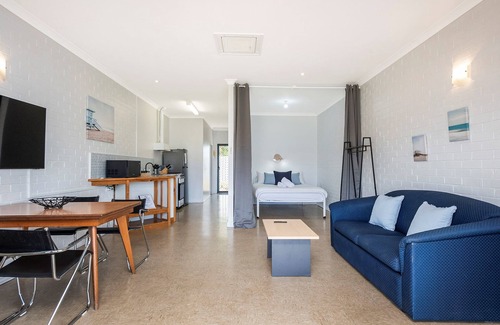 Lancelin Apartment | Windsurfer Beach Chalet - 2