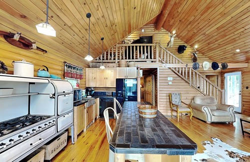 Crellin House | Windy Acres | Dog Friendly + Hot Tub & Great Views!