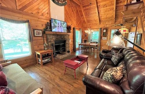 Wears Valley House | Windy Ridge-Pet-Friendly Smoky Mountain Cabin with Pool Access, Fenced Yard & Free Tickets