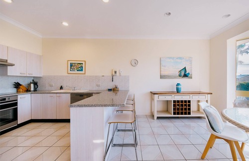 Black Head Apartment | Wine and dine in style before Stunning Beach Views and the Fresh Ocean Breeze