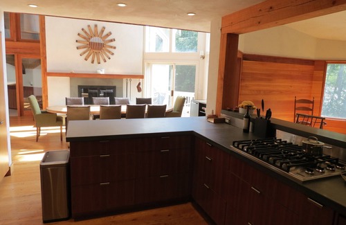 Londonderry House | Winter Getaway at the Octagon w/3 Fireplaces!