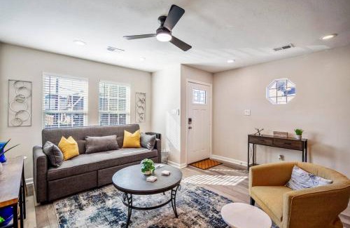 Washington Ave./ Memorial Park House | Winter Retreat 3b 3ba Huge backyard Mins from Downtown