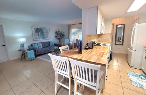 Edgewater House | 🐬🌴WINTER/SPRING DEALS- HEATED POOL- BEACH/RIVER🐬GRILL FENCED🌴THEME PARKS 1HR