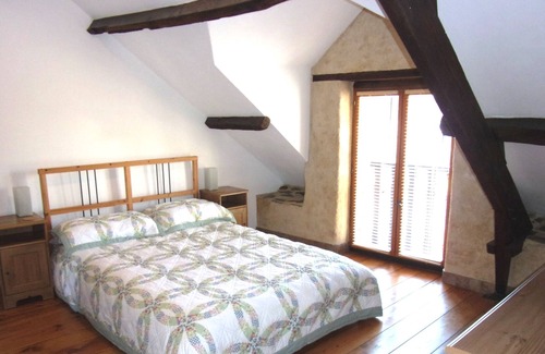 La Chapelle-de-Brain Cottage | Wisteria Barn, South Brittany barn, free bikes, WiFi, near village