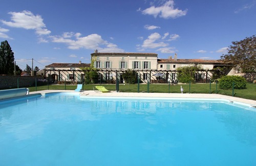Mortagne-sur-Gironde Cottage | WISTERIA heated swimming pool surrounded by vineyards and not far from the beaches