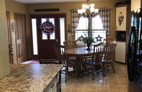 Dyersville House | Within Walking Distance of Field of Dreams Movie Site/MLB STADIUM