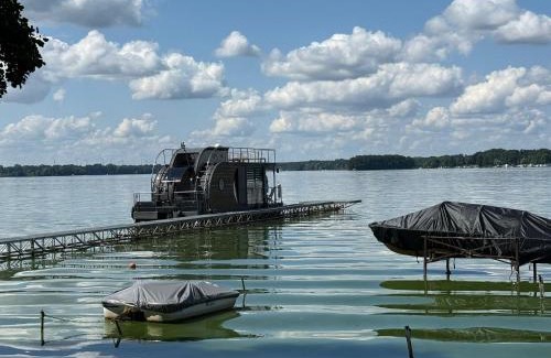 Schwielochsee Boat Rental | WOHLFÜHLBOOT Hausboot - Festlieger in der Marina Zaue am Schwielochsee - incl Stand Up Board