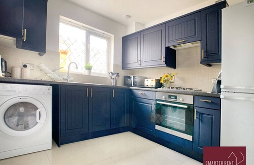 Knaphill House | Woking - Garden, Parking, Pets Welcome