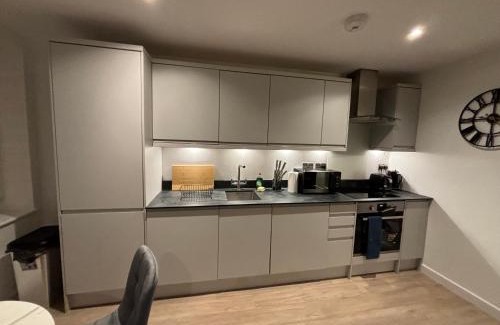Woking Apartment | Woking Stylish Ground Floor Flat with Free Parking Perfect for Business & Travellers