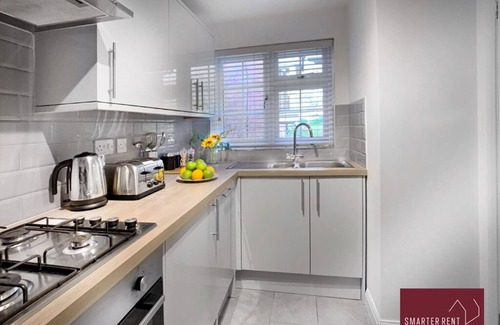 Wokingham Apartment | Wokingham - 2 Bedroom Maisonette - With Parking