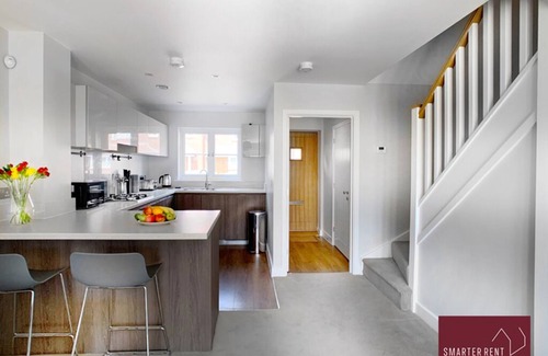 Wokingham House | Wokingham - Garden, Parking, Pets Welcome