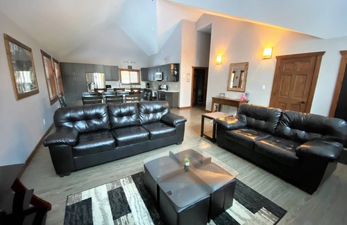 Valemount House | Wolf Den Cabin Rental
