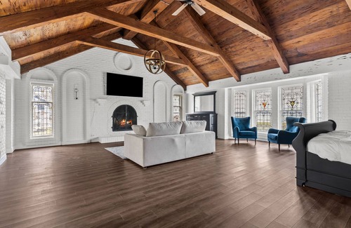 Amherstburg Cottage | Wolfe Island Lodge With 360 Views of the Detroit River