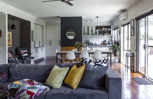 Lyonville House | Wombat Edge ~ Daylesford Region ~ Country Home with Private Lake!