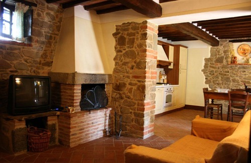 Civitella in Val di Chiana Villa | Wonderful private villa with WIFI, private pool, TV, pets allowed and parking, close to Arezzo