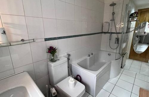 North West Apartment | Wonderful 3 Bed West End Flat