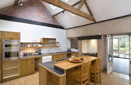 Wellington House | Wonderful big house for 31. 15 bedrooms, 10 bathrooms, games room, hot tub, party room, large dining