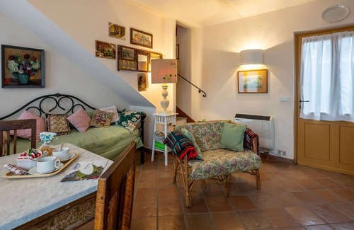 Belveglio House | Wonderful private villa for 3 guests with TV, patio, pets allowed and parking