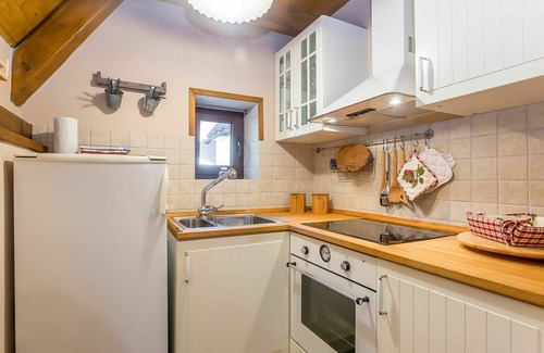 Lic House | Wonderful private villa for 4 guests with hot tub, A/C, WIFI, TV, terrace and parking