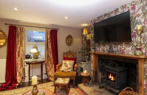 Newburgh House | Wonderland Cottage