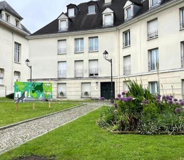 Deuil-la-Barre Apartment | WonderSuite appartement - centre ville avec parking couvert -15mn de Paris et 10 mn de Stade de France, wifi, Netflix