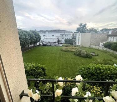 Deuil-la-Barre Apartment | WonderSuite appartement - centre ville avec parking couvert -15mn de Paris et 10 mn de Stade de France, wifi, Netflix